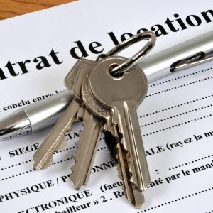 Clés posées sur un contrat de location