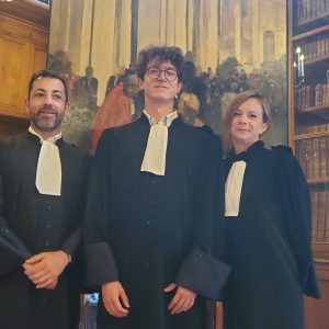 laurent houarner et aurélie laurent en robe d'avocats entourent Romain OBRECHT